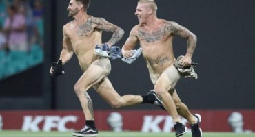 Goli i istetovirani navijači uletili na teren