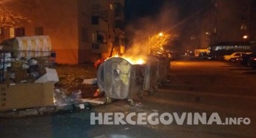 Mostar: Petarda izazvala požar u kontejneru, vatrogasci intervenirali na vrijeme