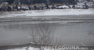 Pogledajte fotografije zaleđenog Jablaničkog jezera