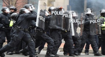 Aktivisti pale automobile i razbijaju trgovine