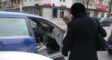 Mostar: Zapalio se automobil, bračni par bez posljedica