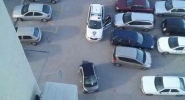 Bura nosila Smarta po parkingu, došla policija i napisala kaznu