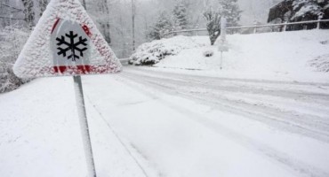 Zbog ugaženoga snijega i snježnih nanosa otežano se prometuje na cestama u središnjoj i zapadnoj Bosni.