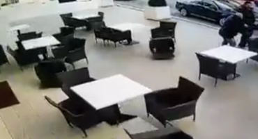  HIT DANA NA FACEBOOKU Pogledajte kako je bura u Makarskoj 'počistila' stolove i natjerala prolaznike u bijeg 