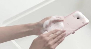 Ovaj japanski telefon možete prati sapunom