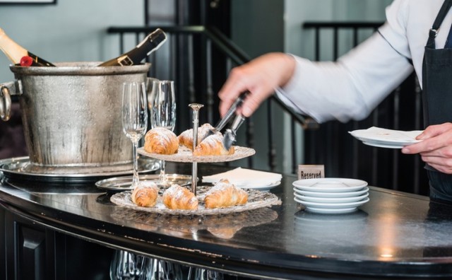 konobari, konobarica, konobar, dobitak, konobarica