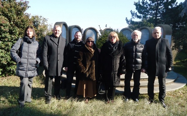 Predstavnici Grada Mostara u povodu 'Dan holokausta' položili vijenac na Židovskom groblju u Sutini