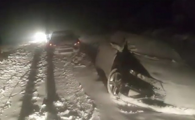 Snijeg opet zameo Hrvatsku, orkanski vjetar blokirao ceste 