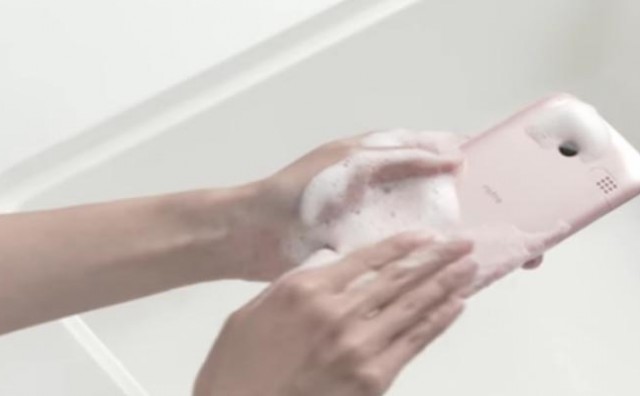 Ovaj japanski telefon možete prati sapunom