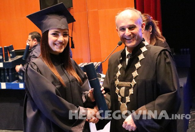 FPMOZ: Pogledajte tko je sve jučer dobio diplomu na svečanoj promociji diplomanata