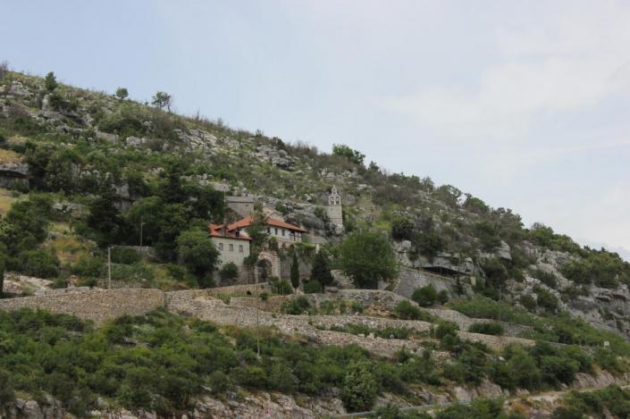 Priče iz Hercegovine:Manastir izvrio iz pećine