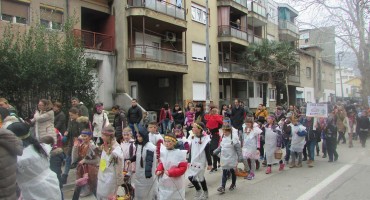 Održana karnevalska povorka na mostarskim ulicama