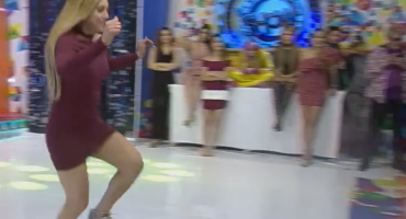 Atraktivna voditeljica prihvatila izazov i skočila na madrac, no zaboravila je gaćice pa postala apsolutni hit interneta