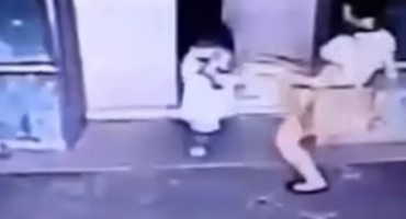 Majka silovito udarila dijete nogom, no za to je imala opravdani razlog!