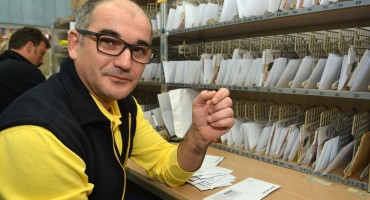 Mostarski poštar Dinko Raič raznosi pisma i s vlastitom markom 