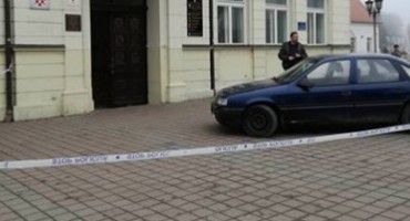 Automobilom uletio u zgradu gradske vijećnice, pa vitlao nožem i urlao