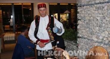 Ante Reljanović iz tvrtke Baba delicije predstavio pršut u Međugorju