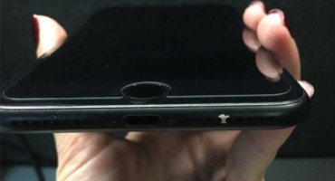 Crni iPhone 7 ima problema s guljenjem boje