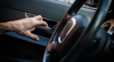 Vrata na autu baš nikad ne bi trebalo otvarati lijevom rukom  