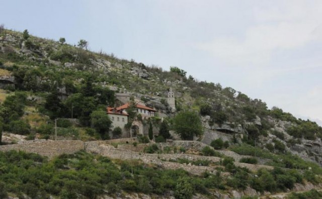 Priče iz Hercegovine:Manastir izvrio iz pećine