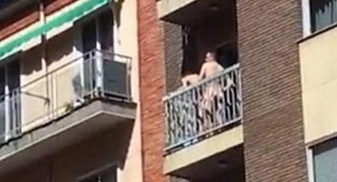 Šokirani prolaznik snimio par 'u akciji': Nije mogao vjerovati što to rade usred dana na balkonu zgrade