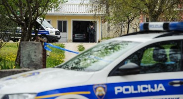 Šokantno: Sin zaklao majku i sakrio je u škrinju