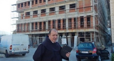 Humanitarna utakmica u Mostaru: Franjevci u obrani, Baka na krilu, Vladika vezni