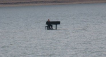 Nevjerojatno: Za klavirom nasred Blidinjskoga jezera!