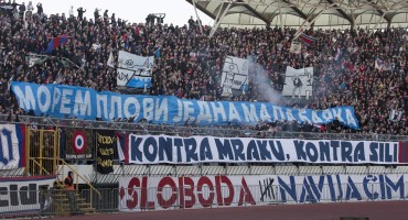 Red navijanja, red vrijeđanja protivnika: Torcida pozdravila Armadu porukom na ćirilici ' Morem plovi jedna mala barka'