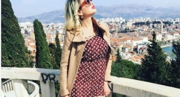 Zanosna Mirta Šurjak u ekstremno kratkoj haljinici