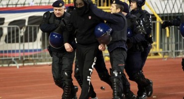 Navijač (22) koji je sa šipkom u ruci utrčao na teren dobio maksimalnu kaznu