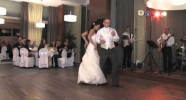 Mladenci su plesali prvi ples, ali gosti su sve upropastili!