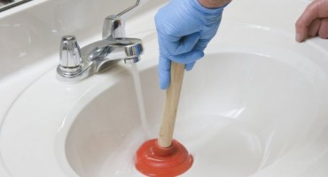 5 genijalnih trikova kako brzo i lako odčepiti začepljen odvod  