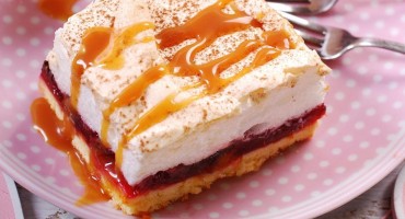 Pita sa snijegom od bjelanjaka i karamelom   