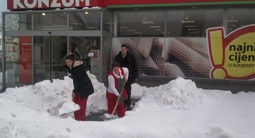 Najviše žena u BiH radi u trgovini i imaju najmanja prva o čemu svi šute