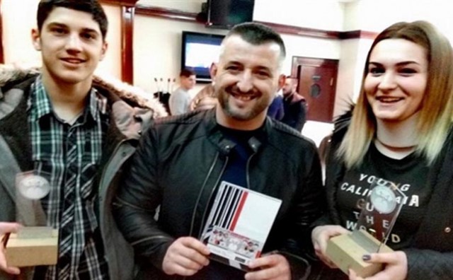 Srđan Ajvaz i Vesna Vukoja članovi JK Neretva u spotu pjesme 'Za naš grad'