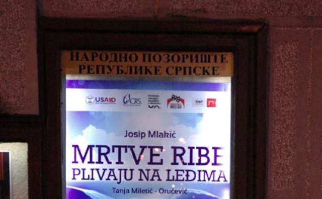 mrtve ribe plivaju na ledjima