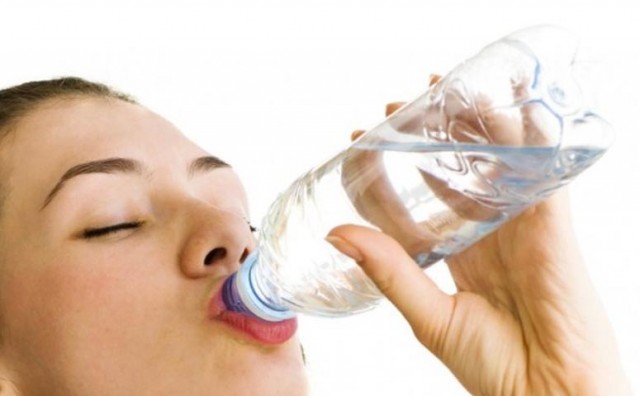Propust kod ispijanja vode zbog kojeg se ne možete riješiti trbuščića