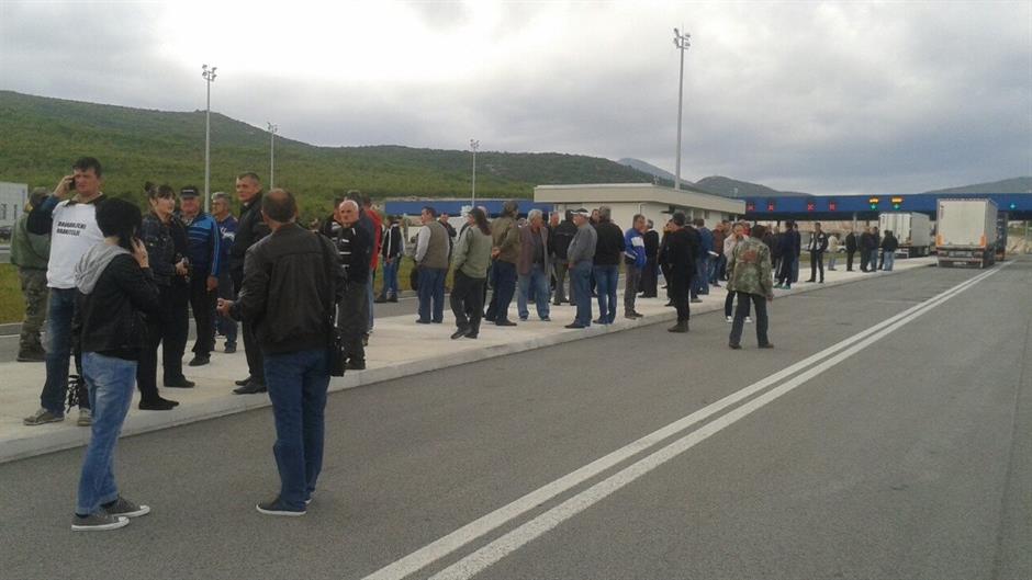 Zbog prosvjeda građana, obustavljen je promet na dionicai M-16.2 Prozor - Uskoplje (u mjestu Karamustafići) i GP Bijača