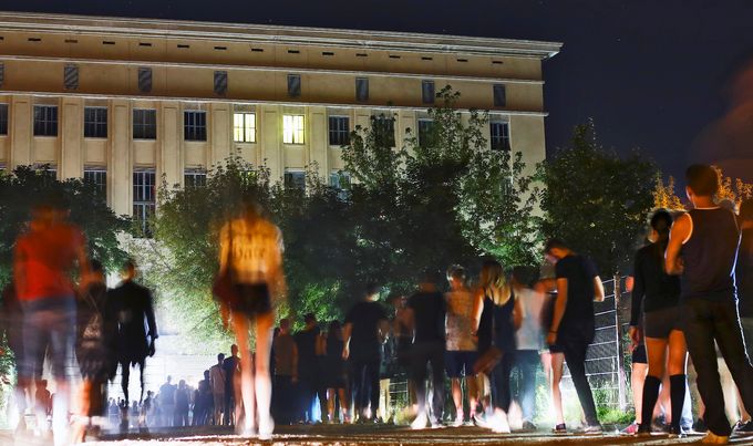 Droga i seks su na svakom koraku, ogledala su zabranjena, a ako uspijete 'upasti' nikad nećete htjeti izići