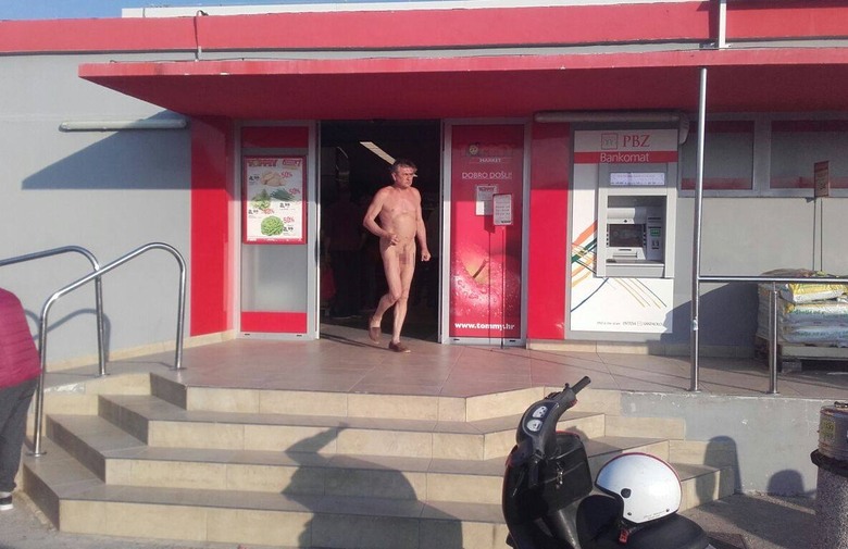 Mislio je da je cijeli otok 'nudistički' pa otišao u kupovinu gol
