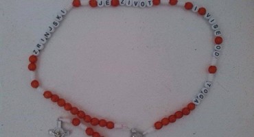 Mostarka Dragana izrađuje krunice i narukvice s imenima za sve prigode