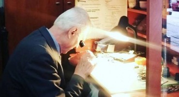 Mostarski zanatlija s ljubavlju popravlja satove