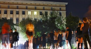 Droga i seks su na svakom koraku, ogledala su zabranjena, a ako uspijete 'upasti' nikad nećete htjeti izići