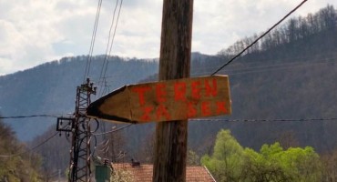 Fotografija prometne table iz Uskoplja širi se internetom poput virusa 