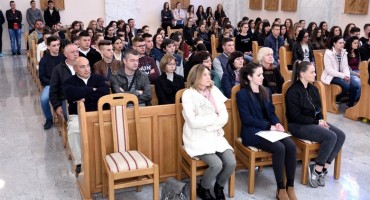 Mostar: Učenici na misi poručili fra Ivanu: Vi ste naš učitelj, prijatelj i zaštitnik 