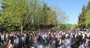 Sakrament Svete potvrde pred crkvom Uznesenja BDM na Širokom Brijegu, primilo 237 krizmanika
