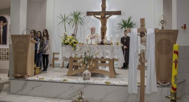 Mostar: Mnoštvo vjernika na svetoj misi u crkvi sv. Ante u Cimu