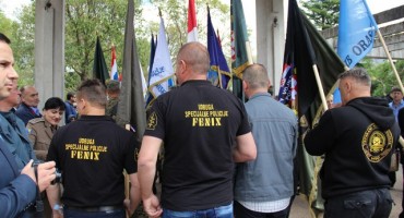 Mostar: Mimohod s ratnim zastavama HVO-a