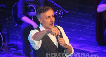 Poslušajte kako su Škoro i mostarska publika otpjevali ' Sude mi '
